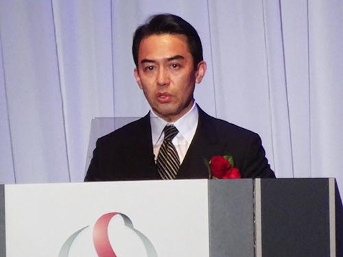 あいさつする佐藤健社長